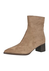 Botín en ante color tostado con punta afilada, costuras mínimas y un tacón block de altura media. Textura suave con un acabado mate.