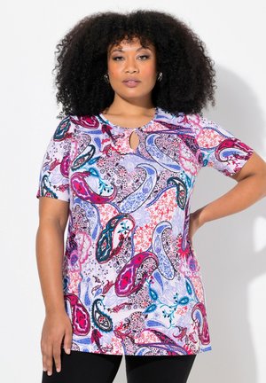 Korte mouwen tuniek van lichtgewicht stof met een kleurrijk paisleypatroon in roze, paars en blauw, voorzien van een sleutelgat-halslijn.