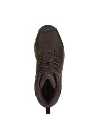 Botas de senderismo de cuero marrón con ojales de metal, superficie texturizada y un asa en el talón. El interior cuenta con espuma de memoria refrigerada por aire.