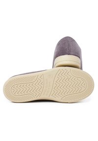 Scarpa slip-on in corduroy viola con suola in gomma beige. La suola presenta un motivo a zigzag per una buona trazione. Prodotta in Spagna, misura 28.