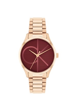 Reloj de metal color oro rosado con una esfera redonda burdeos, que presenta un gran logo de CK, manecillas doradas y un patrón texturizado. Pulsera ajustable de metal.