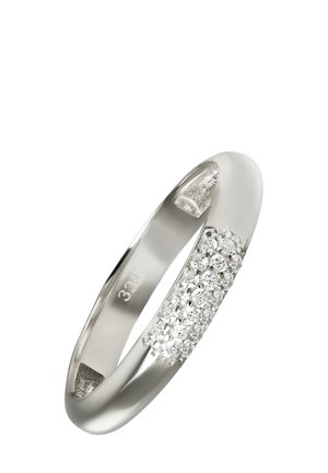 Bague en or blanc avec un anneau lisse et une section texturée incrustée de petits diamants ronds, ajoutant éclat et détails.