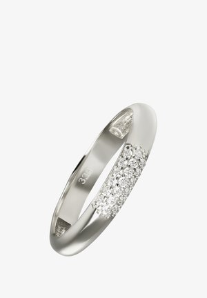 Bague en or blanc avec un anneau lisse et une section texturée incrustée de petits diamants ronds, ajoutant éclat et détails.