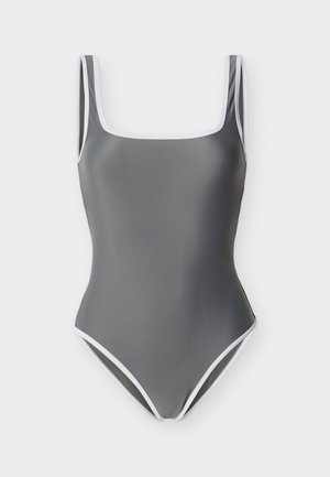 Grå enkeltstykke badedrakt med hvite kanter langs stropper, halslinje og benåpninger, vist mot en ensfarget bakgrunn.
