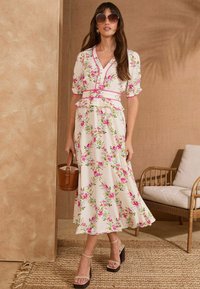 Love & Roses PETITE FIT - PEPLUM TEA MIDI  - Kasdienė suknelė - ivory floral
