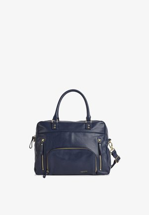 Námornícka kožená taška s dvojitými rúčkami, odnímateľným popruhom, predným vreckom na zips, zlatými dekoratívnymi prvkami a hladkou textúrou.