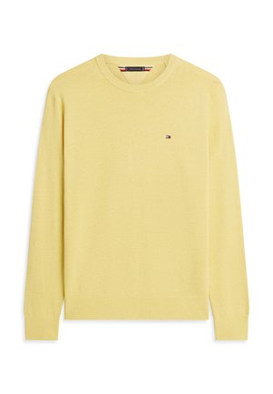 Pull jaune à col rond en tissu maille doux. Comprend des manches longues et un petit logo multicolore sur la poitrine gauche.