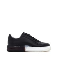 Baskets en cuir noir avec une semelle blanche, présentant un bout arrondi, un corps structuré et des détails de couture subtils le long des côtés.