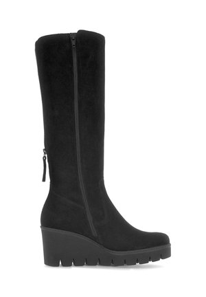 Zwarte suede knie-high laars met een chunky wedge hak. Voorzien van een rits aan de zijkant voor gemakkelijk aan- en uittrekken en een gestructureerde zool voor grip.