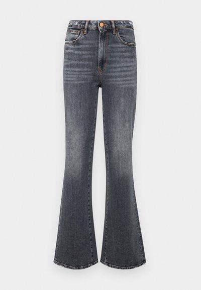 Jeans grii evazați cu talie înaltă, având un design clasic cu cinci buzunare și cusături portocalii în contrast. Textură netedă de denim.