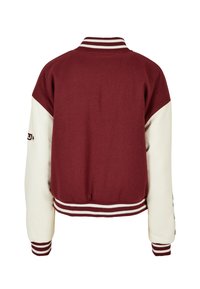 Veste universitaire bordeaux et crème avec col, poignets et ourlet à rayures, vue de dos et logo sur la manche gauche.
