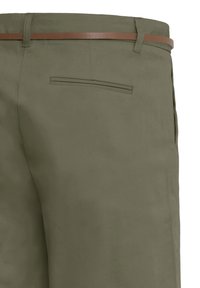 Olívazöld színű nadrág, egyetlen hátsó zsebfedéllel és vékony barna bőrpánttal, amely át van fűzve az övbújtatókon.