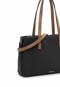 Borsa tote nera in materiale sintetico con manici in pelle beige, chiusura con zip e accenti metallici. Presenta un design elegante e un logo discreto.