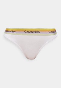 Culotte de bikini blanche avec une ceinture à dégradé jaune-violet ornée de logos Calvin Klein noirs répétés.