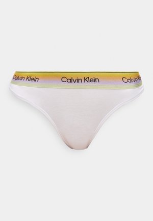 Culotte de bikini blanche avec une ceinture à dégradé jaune-violet ornée de logos Calvin Klein noirs répétés.