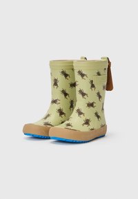 Bottes en caoutchouc pour enfants de couleur vert clair avec un motif de coccinelle. Semelles marron avec un fini texturé et des accents bleus. Étiquette à l'arrière.