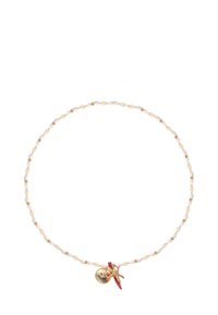 Collier perlé mettant en avant des perles blanches et crème, entrecoupées d'accents dorés, et une charm décorative rouge avec un pendentif en or.
