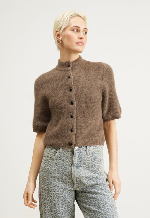 Gestuz ALPHA SHORT CARDIGAN NOOS - Strickjacke - dark olive mélange ...