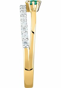 Goldring mit einem schlanken Band, das eine Reihe klarer Steine und einen zentralen grünen Stein in einer dekorativen Krappenfassung zeigt. Glatte, glänzende Oberfläche.