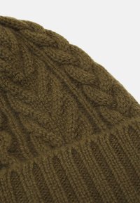 Johnstons of Elgin ARAN CABLE BEANIE - Gorro - olive
