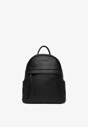 Czarny plecak z teksturowanej skóry z przednią kieszenią na zamek, bocznymi kieszeniami, górnym uchwytem oraz logo LASOCKI na środku przedniej części.