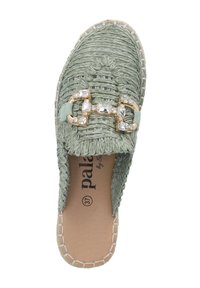 Grön vävd espadrillo med en texturerad yta, prydd med en spänne i guld och kristall. Insidan har en beige sula med en varumärkeslogotyp.