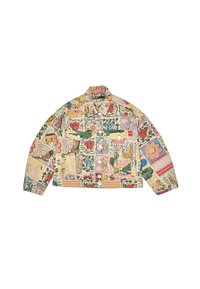 Chaqueta de patchwork colorida con estampados florales, de animales y geométricos, botones frontales y dos bolsillos en el pecho sobre un fondo claro.
