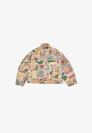 Barvna patchwork jakna s cvetnimi, živalskimi in geometrijskimi vzorci, sprednjimi gumbi in dvema žepe na prsih na svetlem ozadju.