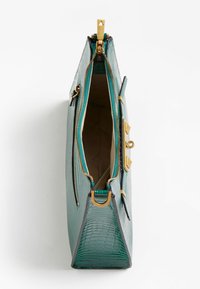 Turkis håndtaske med en tekstureret imiteret krokodillefinish, guld hardware og lynlås lukning. Kantet design med en bred åbning og rummeligt indre.