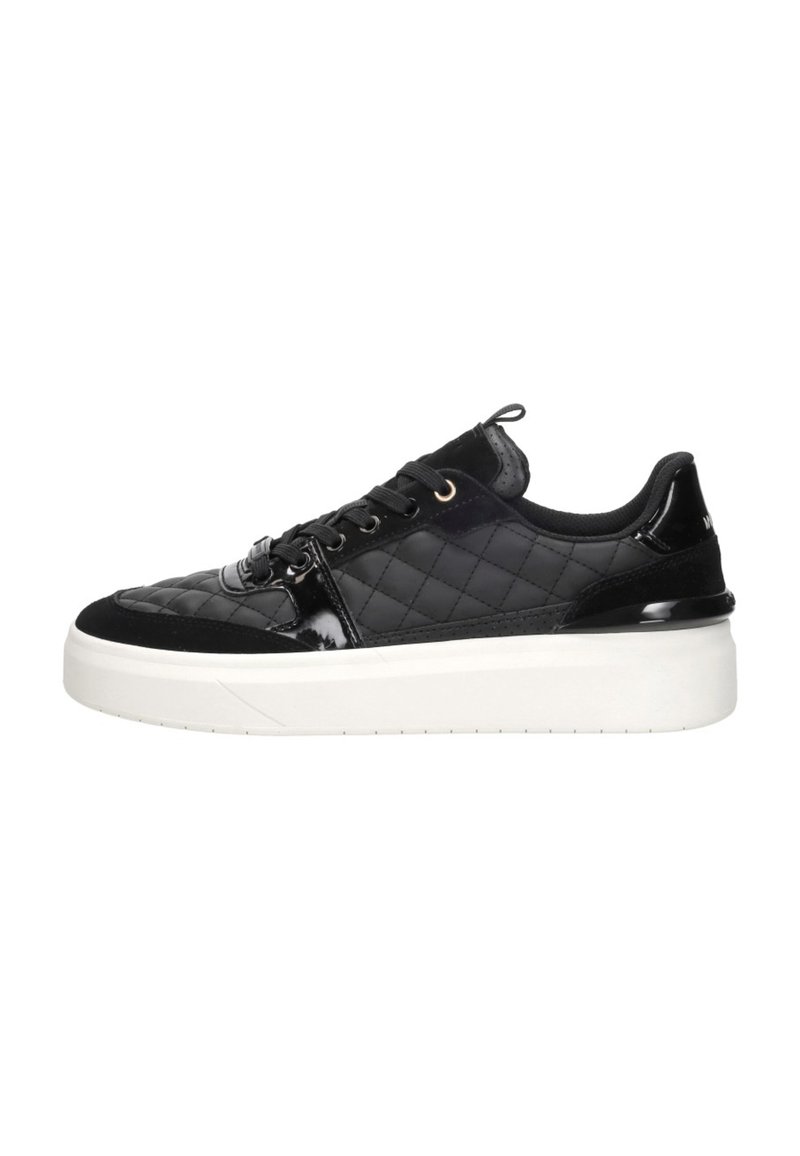 Zwarte gewatteerde sneakers met glanzende accenten, voorzien van een witte platformzool en zwarte veters. Bevat gouden oogjes en een gewatteerde kraag.