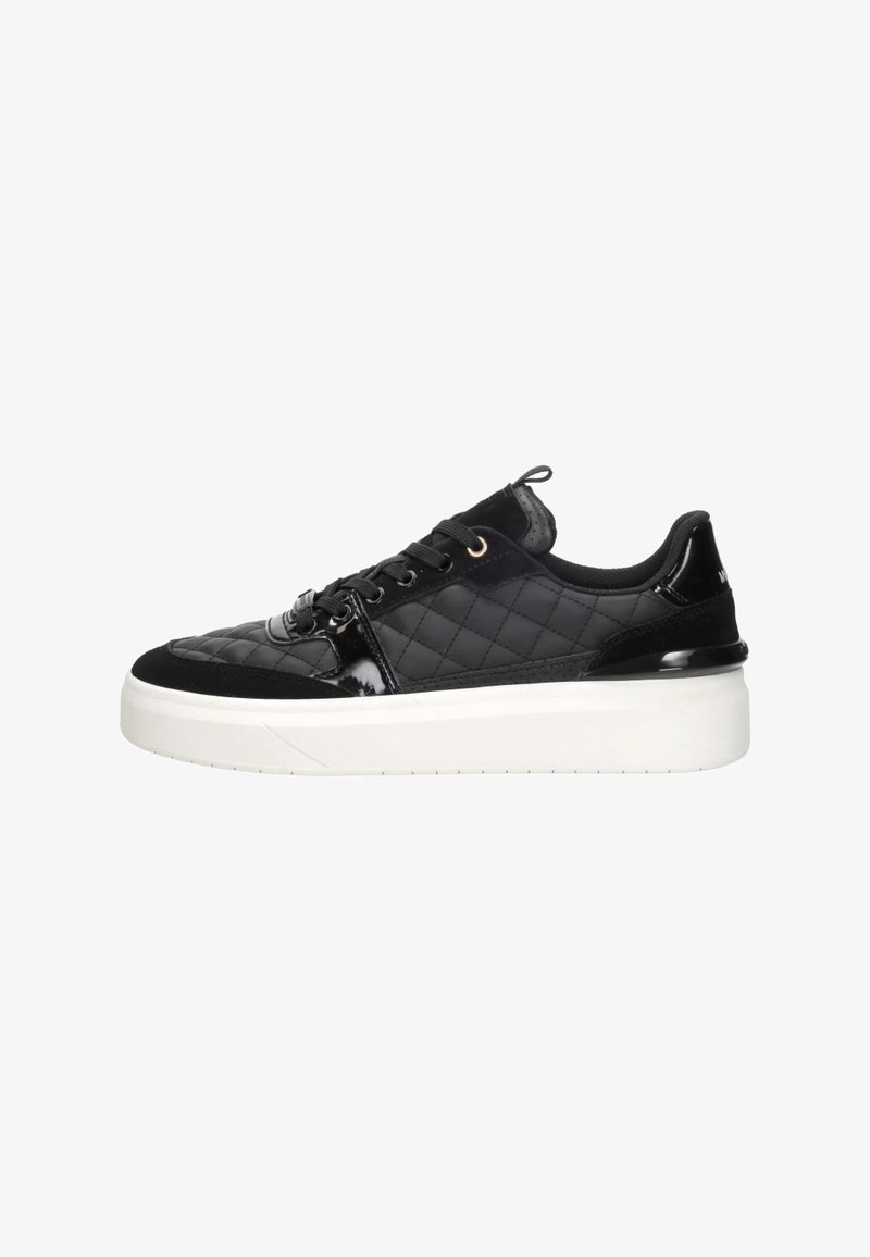 Zwarte gewatteerde sneakers met glanzende accenten, voorzien van een witte platformzool en zwarte veters. Bevat gouden oogjes en een gewatteerde kraag.
