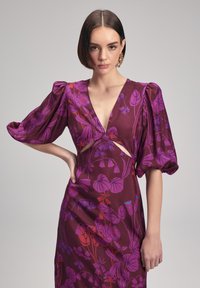 adL V-NECK CUT- OUT DETAILED - Maksimekko - printed damson
