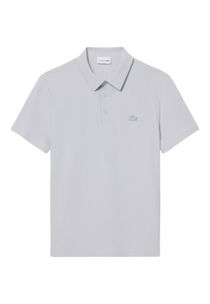 Polo de manga corta de color gris claro con cuello, dos botones y pequeño logo bordado de cocodrilo en el pecho izquierdo.