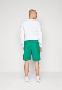 Nike Sportswear CLUB - Pantaloni de trening - malachite/white