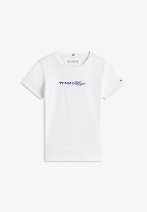 Fehér pamut rövid ujjú póló, amelyen kék színű "TOMMY HILFIGER" hímzés található a mellkason, valamint egy kis logó a ujján.