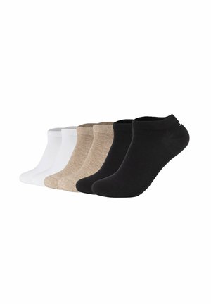 Sechs Paar flache Socken in Weiß, Beige und Schwarz, nebeneinander auf weißem Hintergrund angeordnet.
