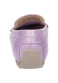 Lila Leder-Schuh mit abgerundetem Rücken, genähten Details und einer hellbraunen Gummisohle. Enthält Markenbeschreibung an der Ferse.