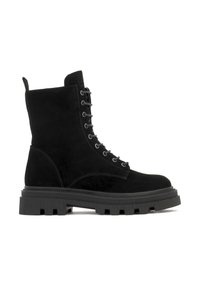 Botas de ante negro con cordones, de caña alta, suela de goma gruesa y ojales metálicos. Incluyen una lengüeta en la parte trasera para facilitar su colocación.