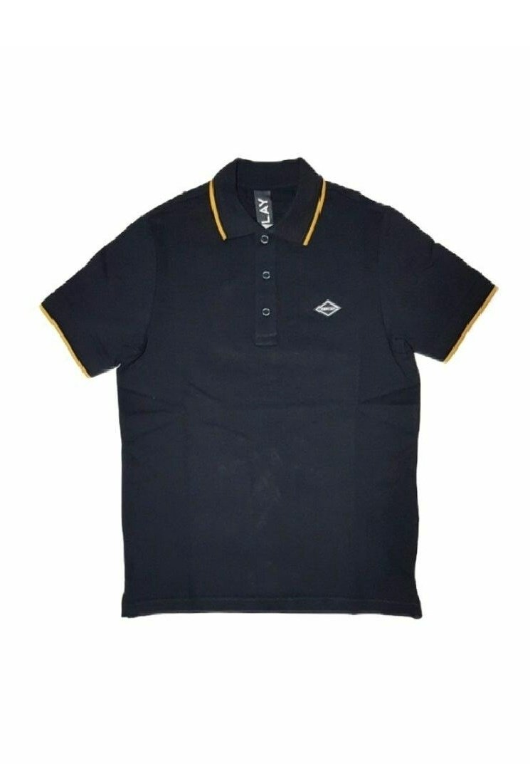 Polo noir avec bordure jaune sur le col et les manches, trois boutons, et petit logo blanc en forme de diamant sur la poitrine gauche.