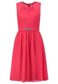 Robe rose sans manches en tissu léger, avec un col froncé, une taille ajustée soulignée par une ceinture ornée de bijoux, et une jupe fluide.