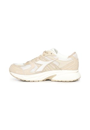 Zapatilla deportiva beige y blanca con paneles de malla y ante, logo en el lateral, suela acolchada y cierre con cordones mostrada desde el lado exterior.