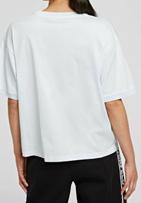 Helles blaues, kurzärmeliges T-Shirt mit lockerer Passform. Hat einen runden Halsausschnitt und einen geraden Saum, gefertigt aus einem weichen Baumwollmix.