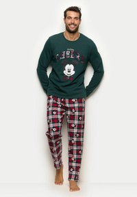 Zelená košile s dlouhým rukávem s nápisem "Holiday Cheers" a s motivem Mickey Mouse, doplněná kostkovanými kalhotami s malými potisky Mickey Mouse.