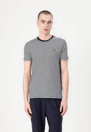 T-shirt a righe a maniche corte in cotone navy e bianco con colletto rotondo e un piccolo logo giallo sul petto. Texture liscia.