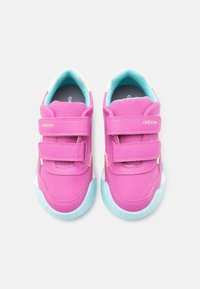 Ζευγάρι ροζ παιδικά αθλητικά παπούτσια με γαλάζιες σόλες και διπλούς ιμάντες Velcro, επωνυμίας Geox, από πάνω σε λευκό φόντο.