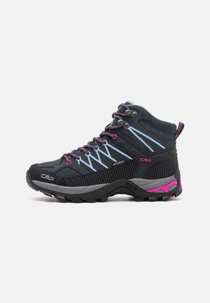 Bota de senderismo impermeable negra y gris con detalles en rosa y azul claro, soporte alto para el tobillo y suela resistente para uso al aire libre.