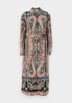 Lang, kragekjole i sort stoff med et levende blomstermotiv og paisley-mønster. Inkluderer et belte og lange ermer med samlete mansjetter.