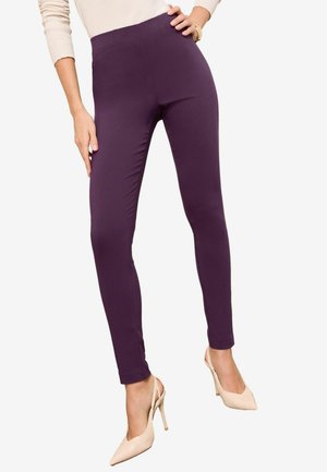 Lilla høj talje leggings lavet af glat stof, med en slim fit der taper ved anklerne. Sammen med nude højhælede sko.