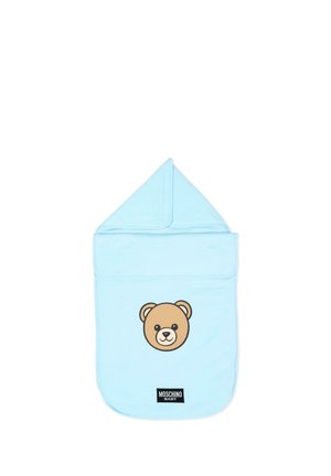 Jasnoniebieski śpiworek dla niemowląt z kapturem, z ilustracją twarzy misia i naszywką z logo Moschino Baby u dołu.
