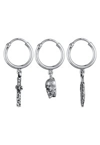 Sølv hoops øreringe med tre forskellige charms: et tekstureret kors, et detaljeret kranium og en fjer, alt sammen i poleret metal finish.